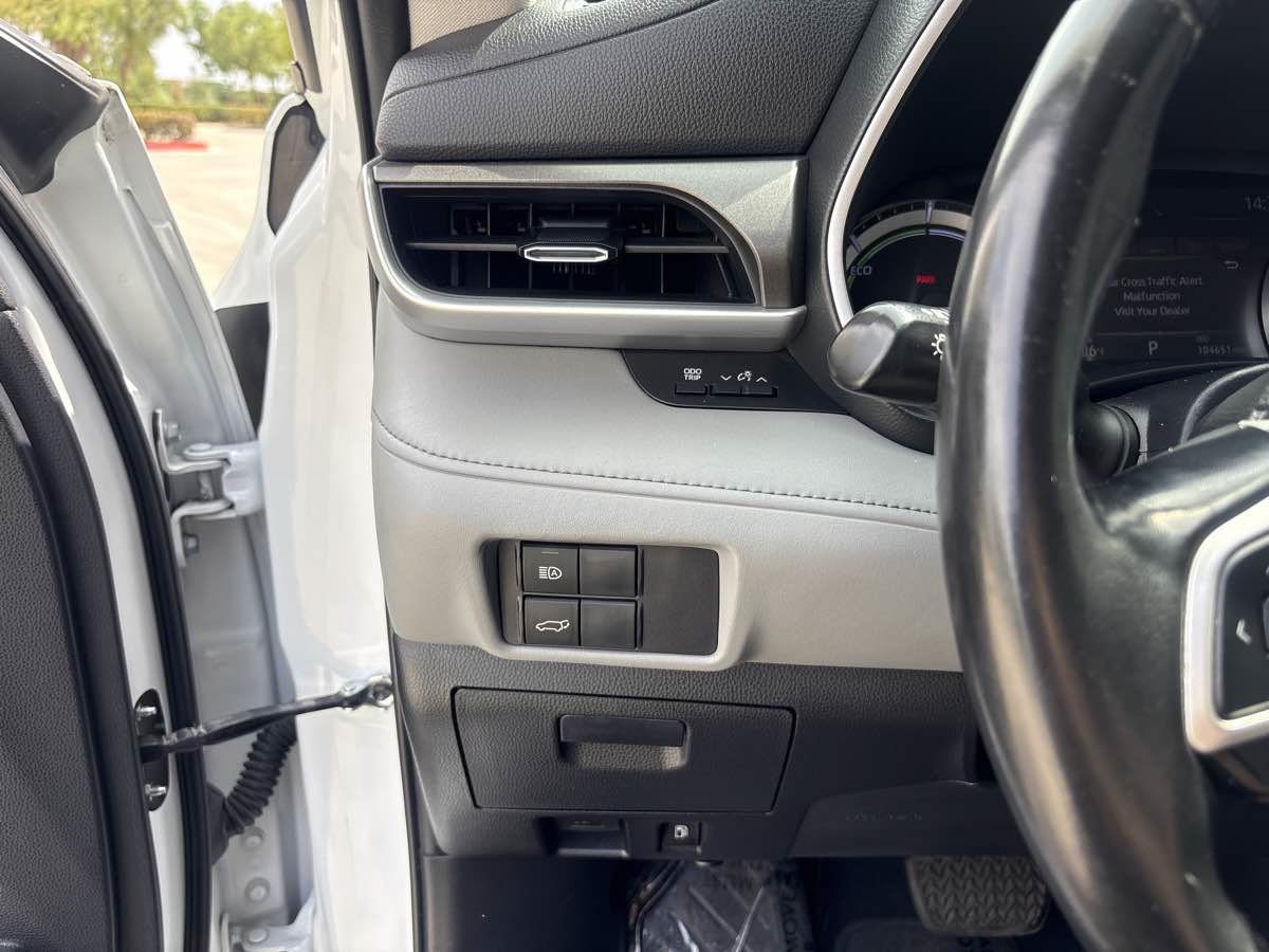 Used 2022 Toyota Highlander XLE FWD image 21