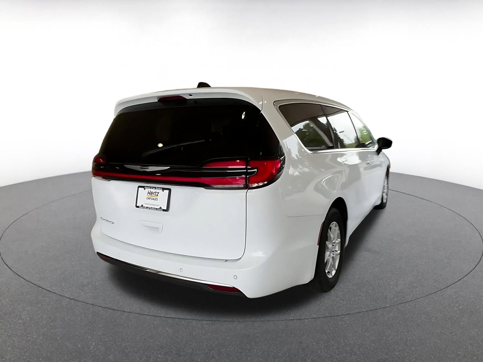 Used 2024 Chrysler Pacifica Touring-L image 14