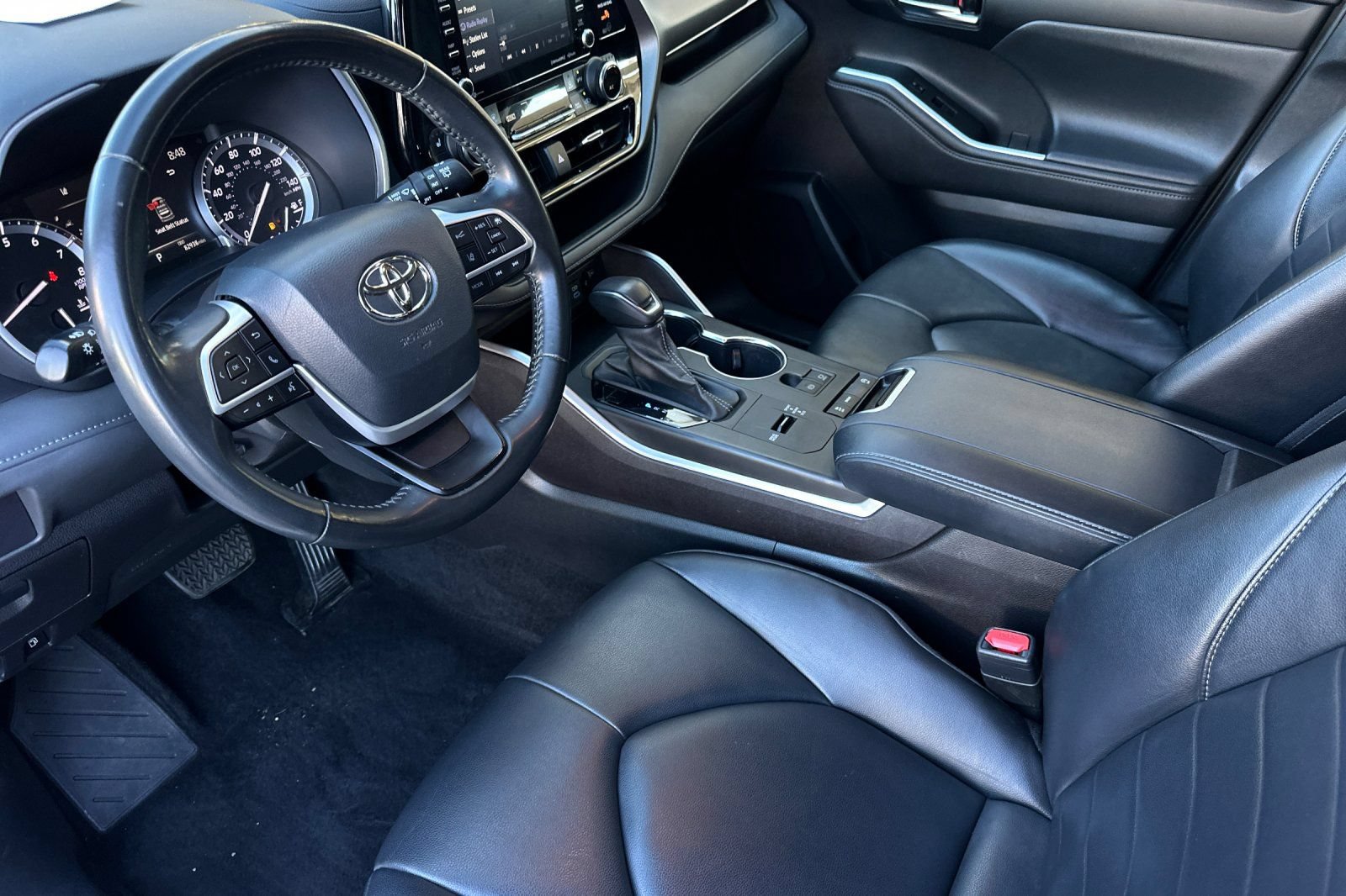 Used 2022 Toyota Highlander XLE FWD image 9