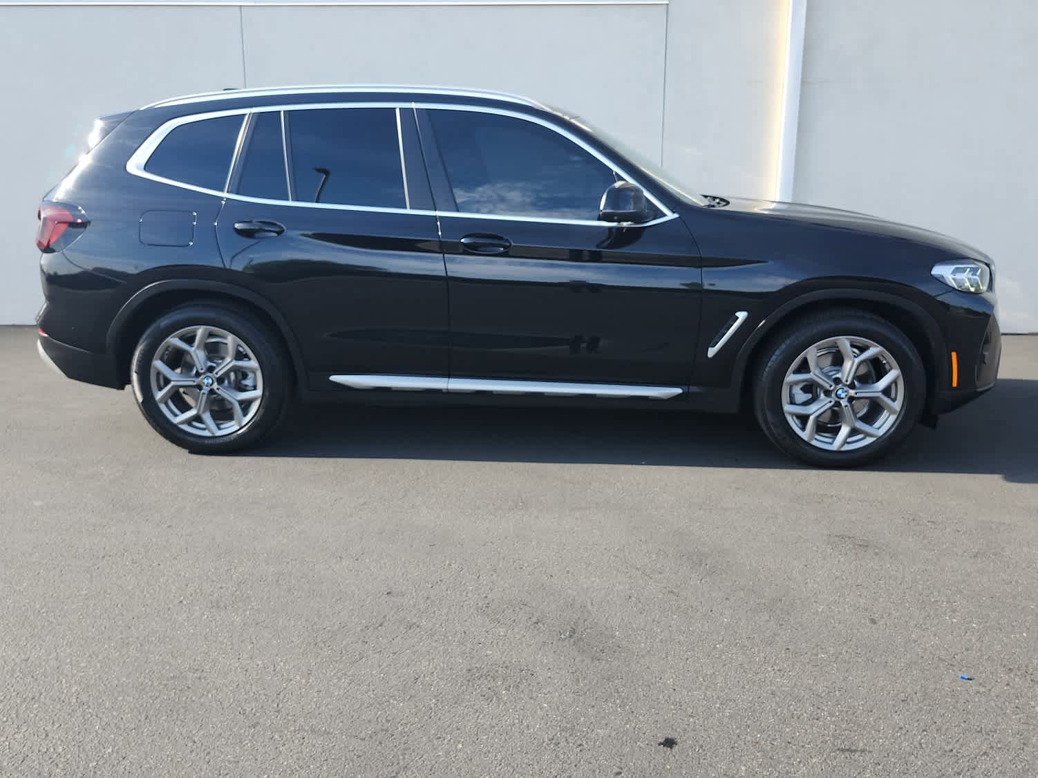 Used 2023 BMW X3 xDrive30i w/ Premium Package AWD/4WD image 3