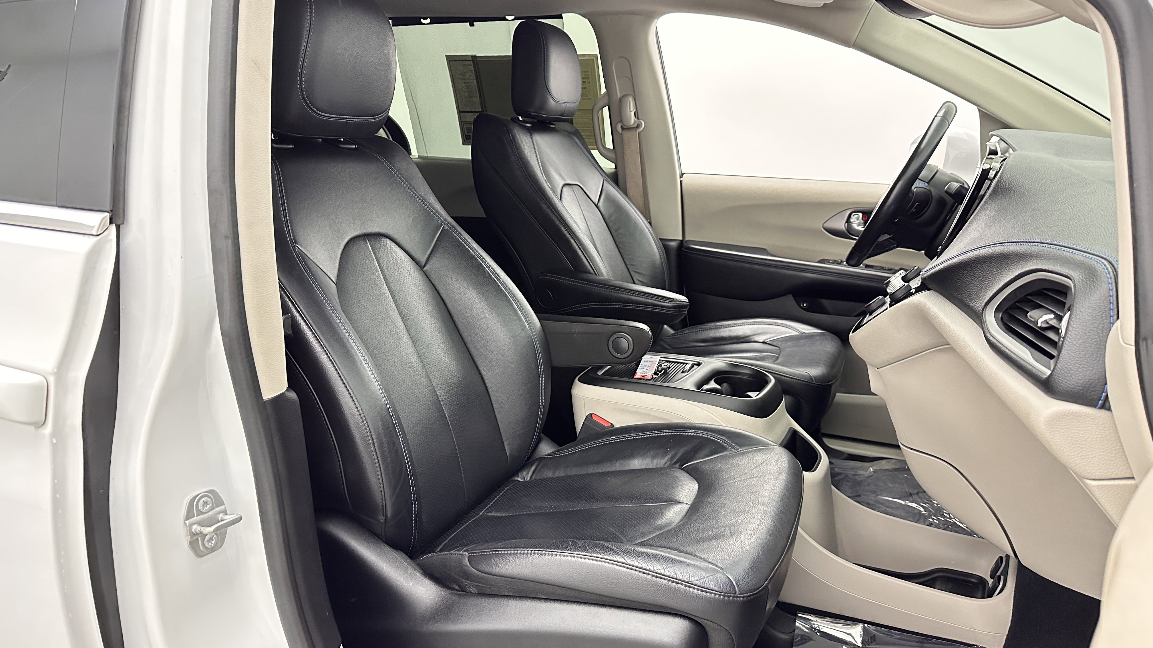 Used 2021 Chrysler Pacifica Touring-L FWD image 38