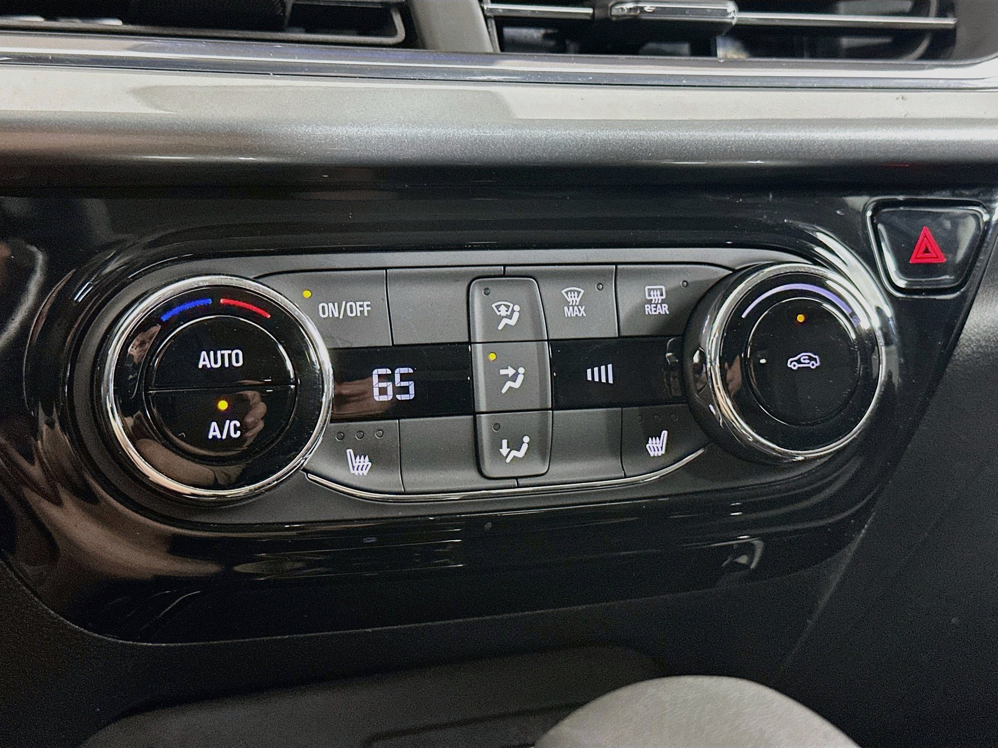 Used 2025 Chevrolet Trax LT w/ LT Convenience Package FWD image 23