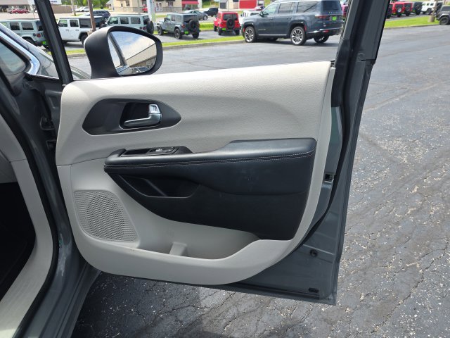 Used 2023 Chrysler Pacifica Touring-L FWD image 37