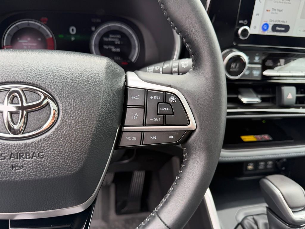Used 2025 Toyota Highlander XSE AWD/4WD image 18