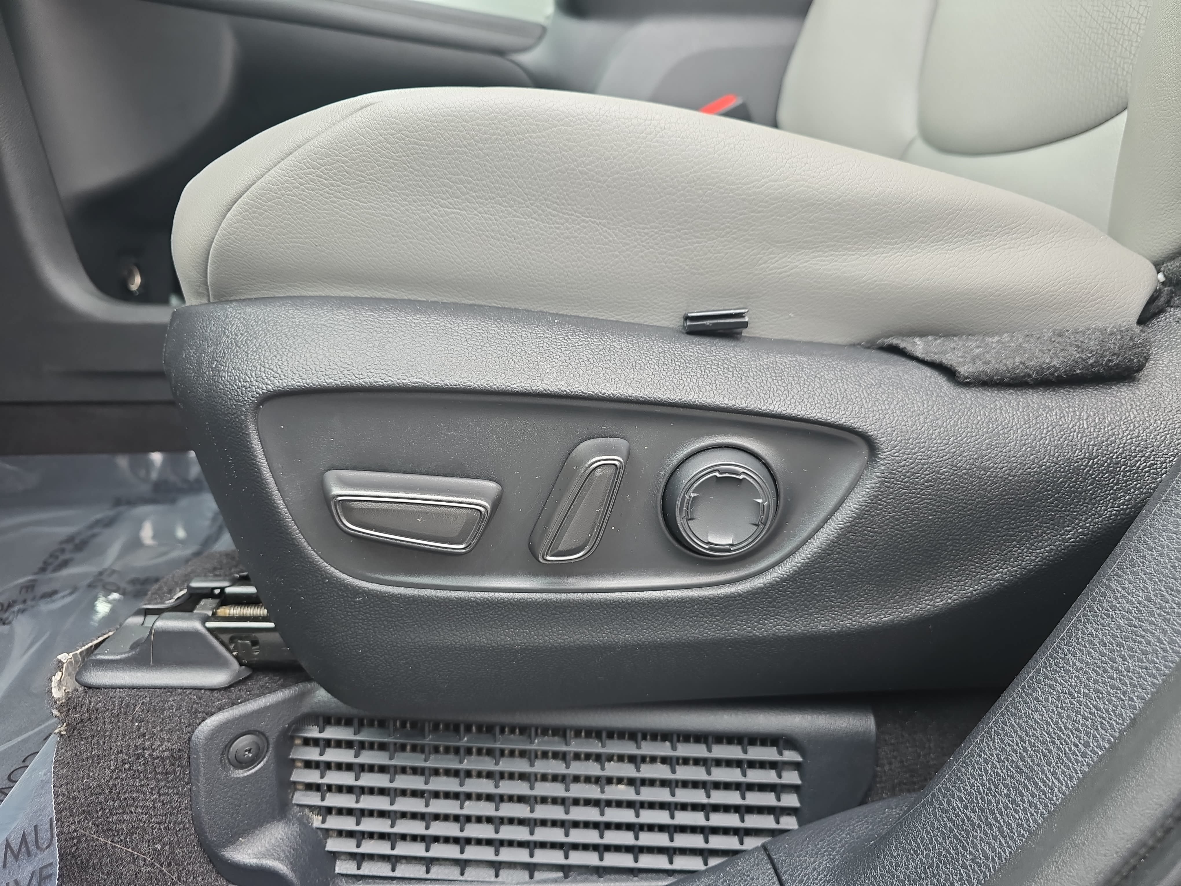 Used 2025 Toyota Sienna XLE FWD image 29