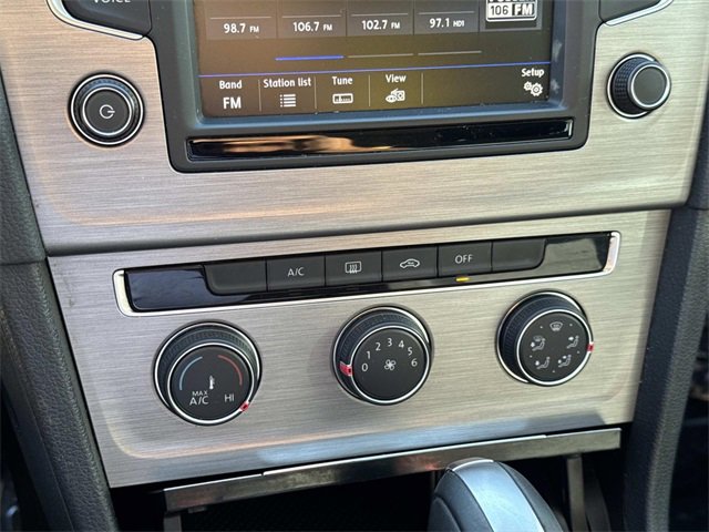 Used 2017 Volkswagen Golf S image 21