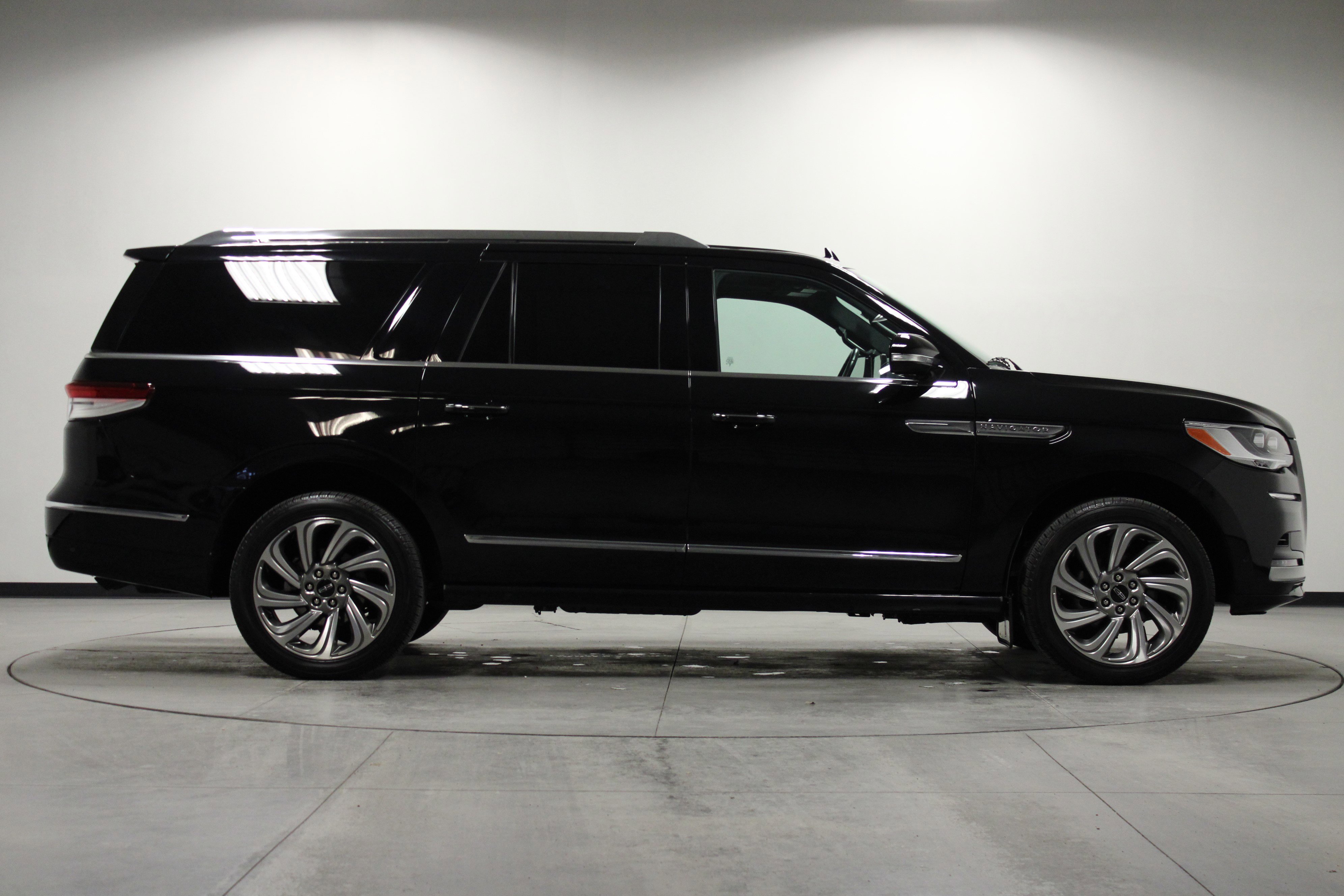Used 2023 Lincoln Navigator L 2WD image 3