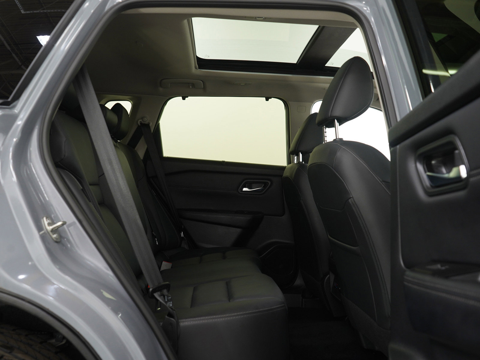 Used 2025 Nissan Rogue SL w/ SL Premium Package image 14