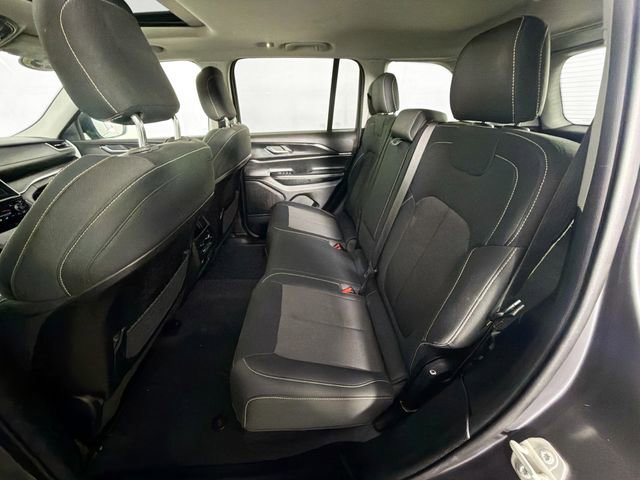 Used 2023 Jeep Grand Cherokee Laredo AWD/4WD image 23