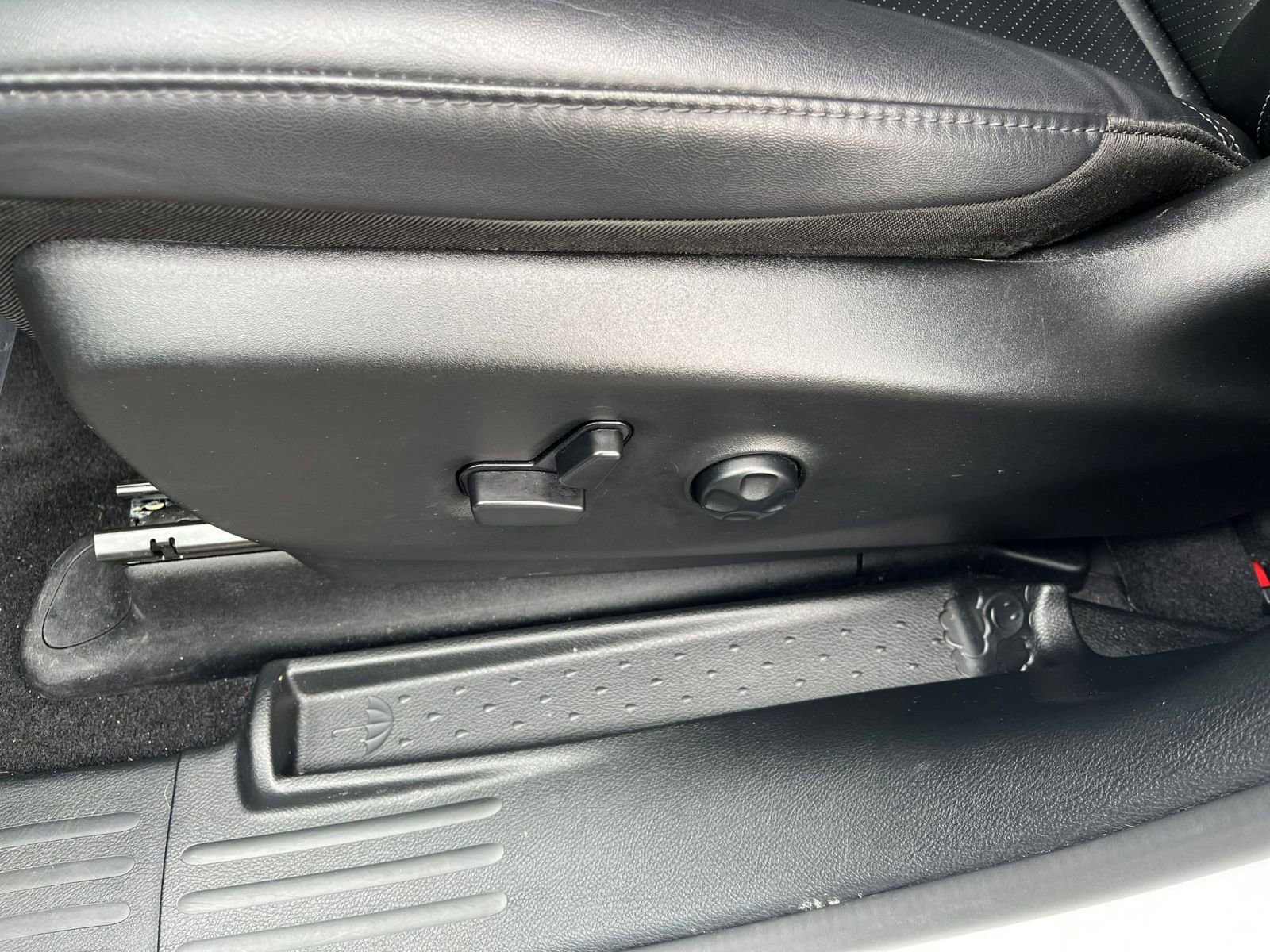 Used 2025 Chrysler Pacifica Select image 22
