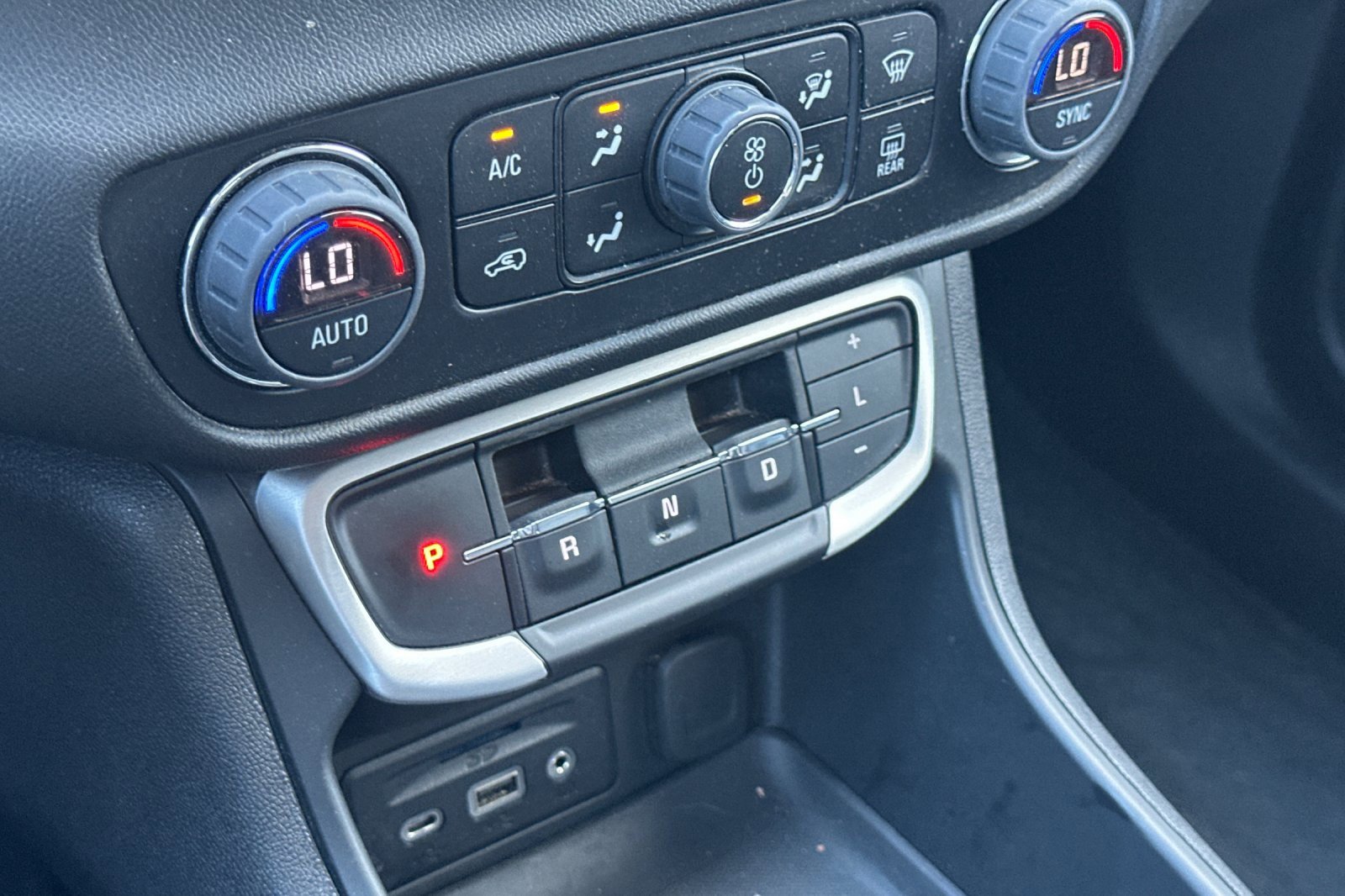 Used 2023 GMC Terrain SLT image 34