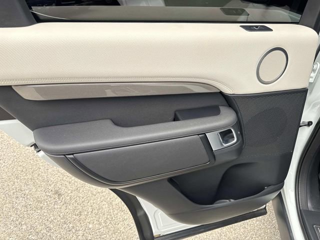 Used 2023 Land Rover Discovery Metropolitan Edition image 26