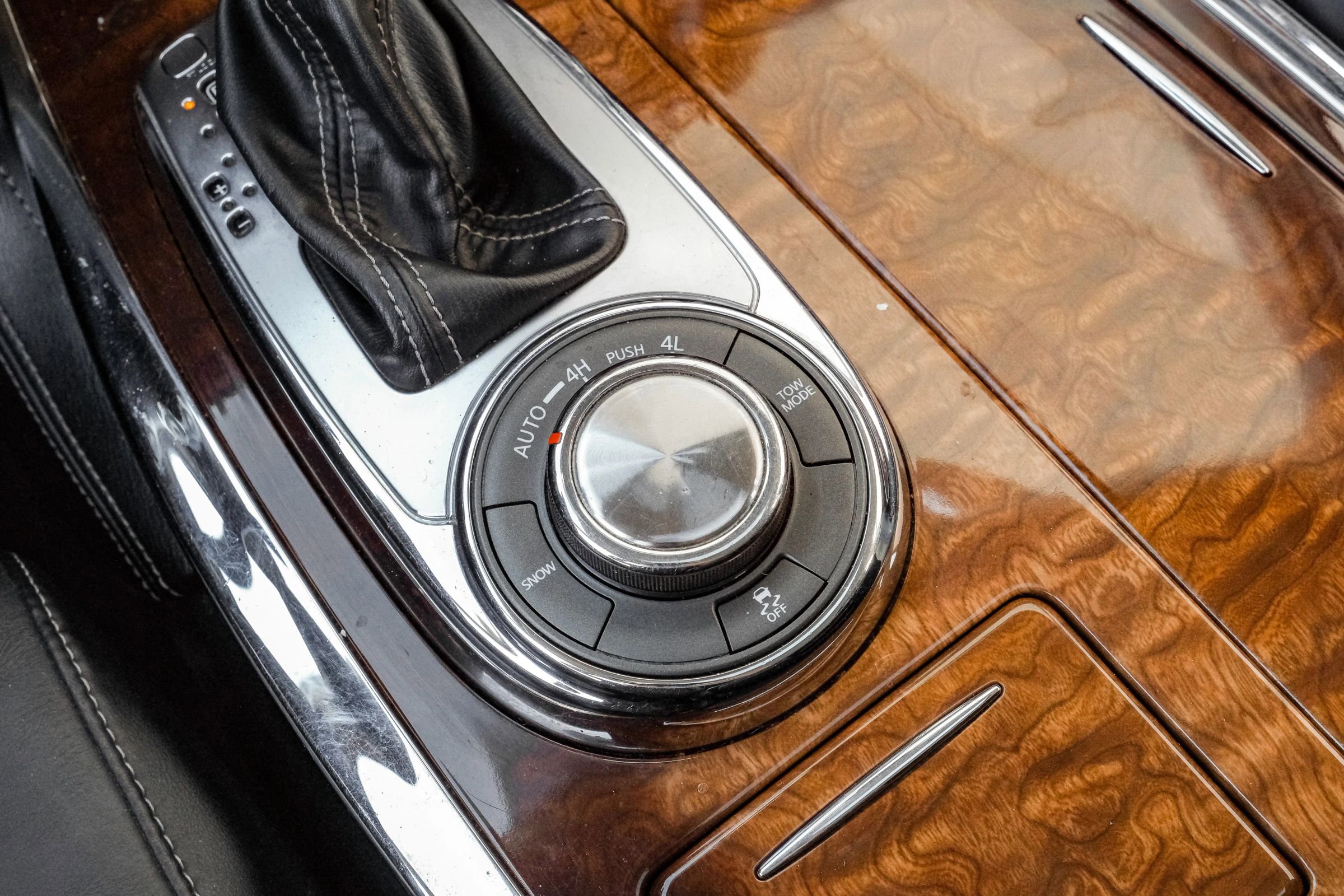 Used 2016 INFINITI QX80 4WD w/ Deluxe Technology Package image 27