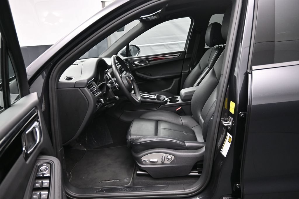 Certified 2025 Porsche Macan AWD/4WD image 6