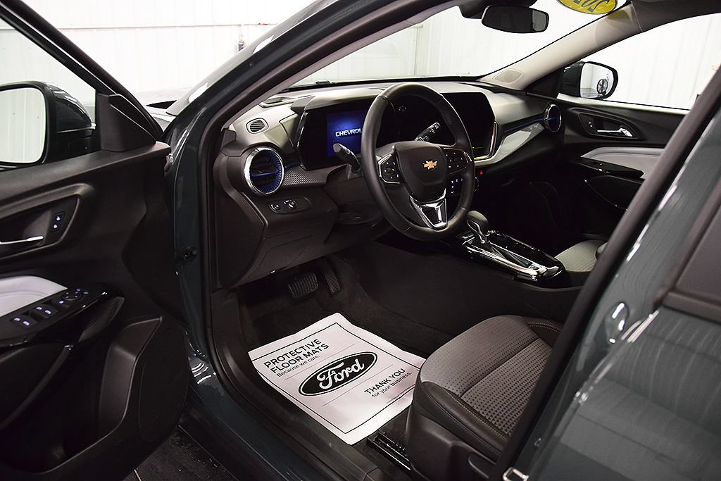 Used 2025 Chevrolet Trax LT w/ Driver Confidence Package FWD image 16