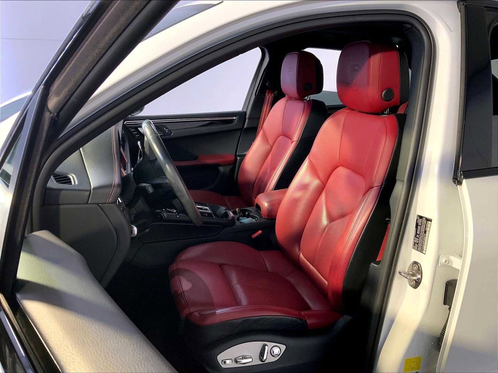 Certified 2023 Porsche Macan Turbo image 5