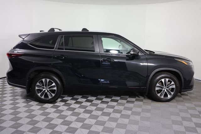 Used 2024 Toyota Highlander XLE AWD/4WD image 9