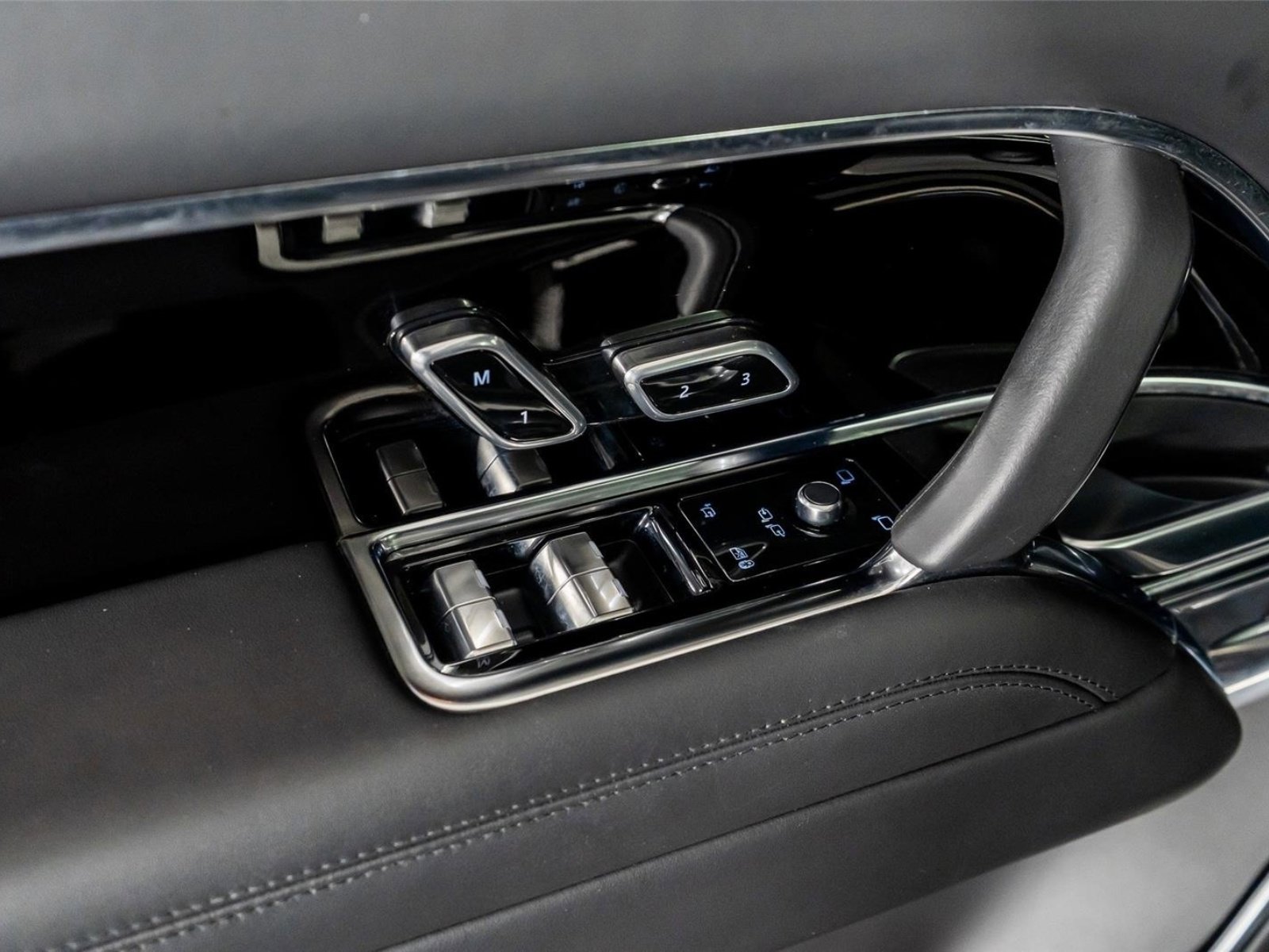 Used 2024 Land Rover Range Rover Long Wheelbase Autobiography image 43