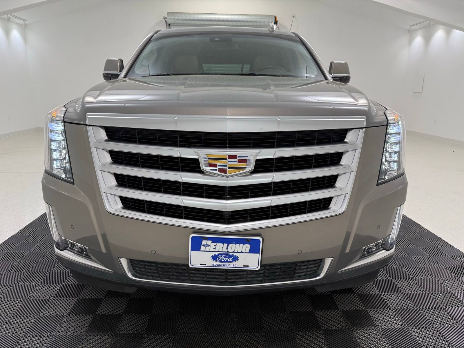 Used 2017 Cadillac Escalade Luxury image 2