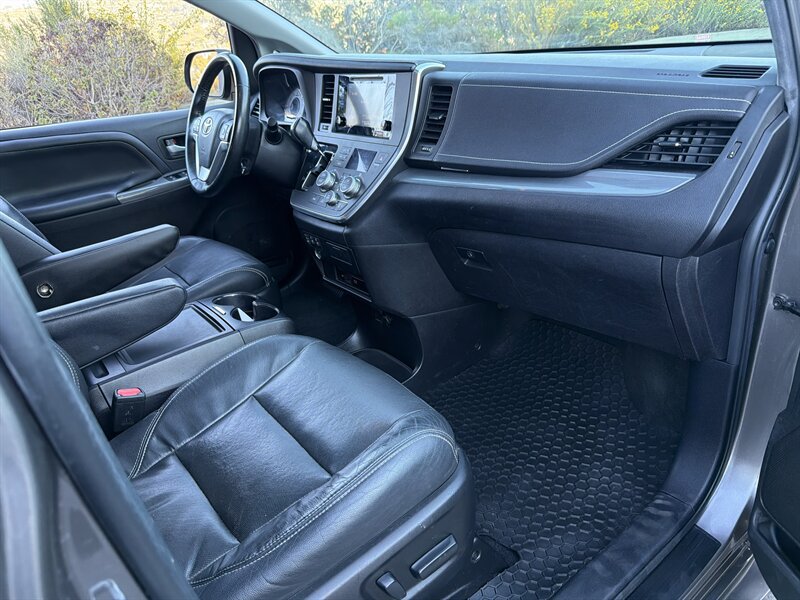 Used 2016 Toyota Sienna SE Premium FWD image 13