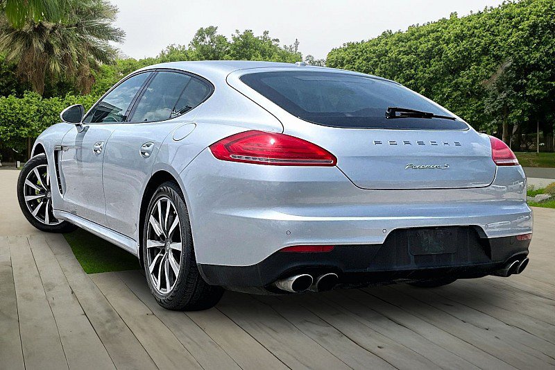 Used 2016 Porsche Panamera S RWD image 9