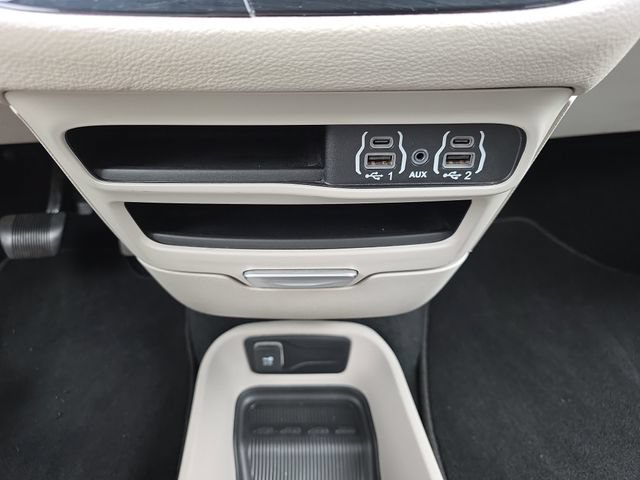 Used 2024 Chrysler Pacifica Limited FWD image 27