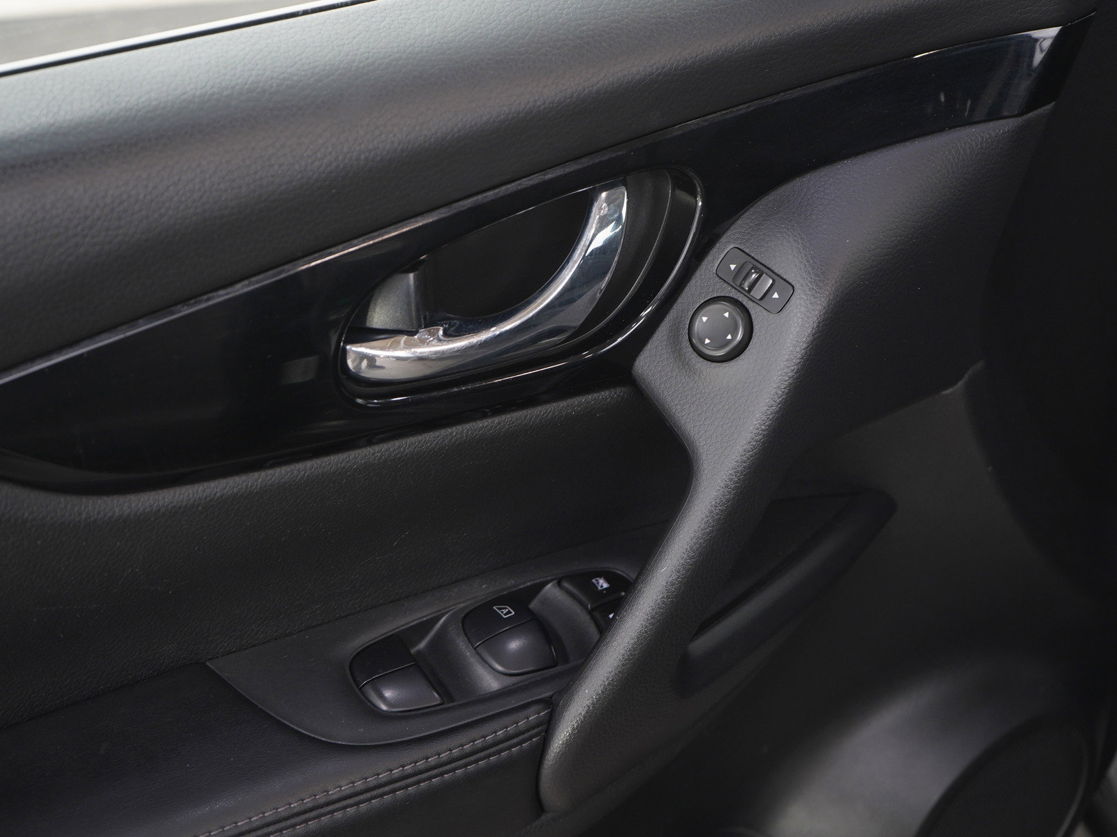 Used 2018 Nissan Rogue Sport SV w/ SV Technology Package image 22