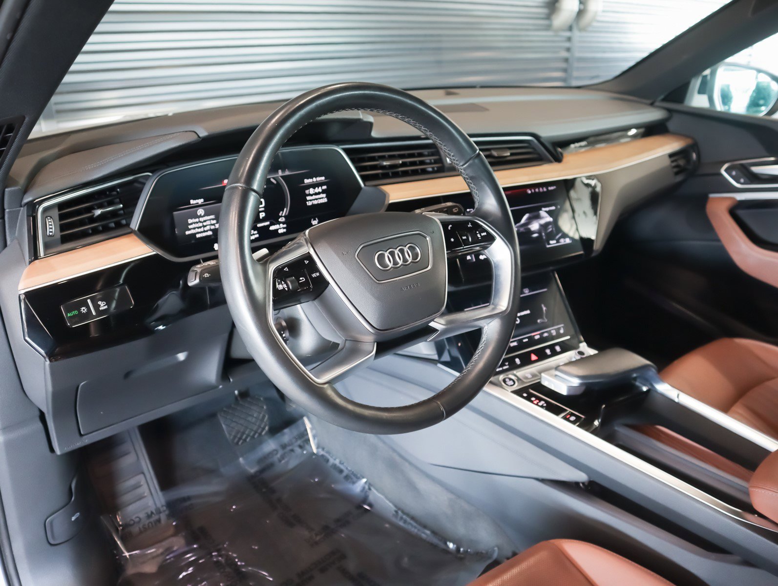 Used 2024 Audi Q8 e-tron Premium Plus image 17