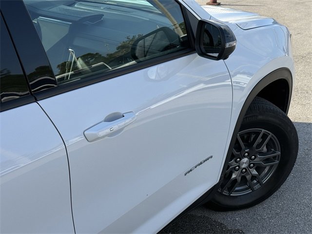 Used 2025 GMC Acadia Elevation image 10