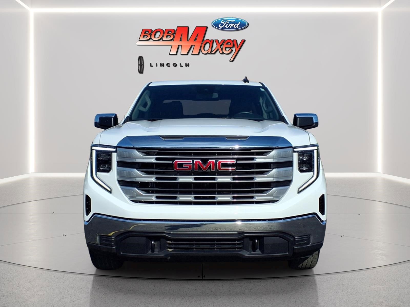 Used 2025 GMC Sierra 1500 SLE w/ Preferred Package AWD/4WD image 2