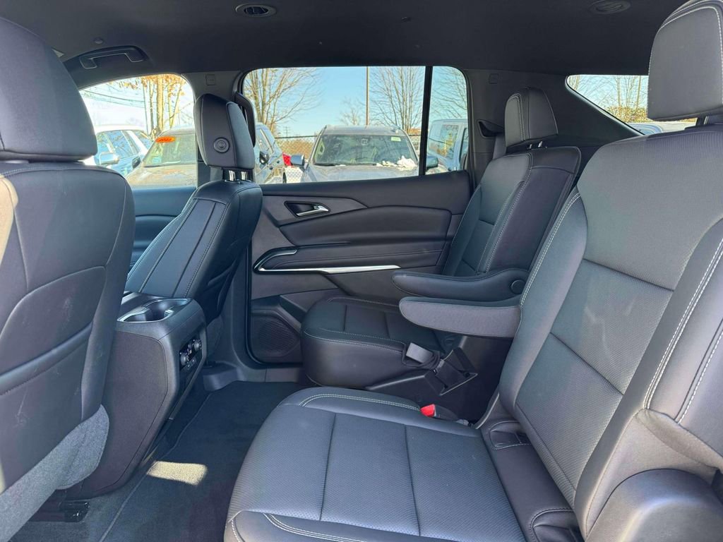 Used 2025 Chevrolet Traverse LT AWD/4WD image 11