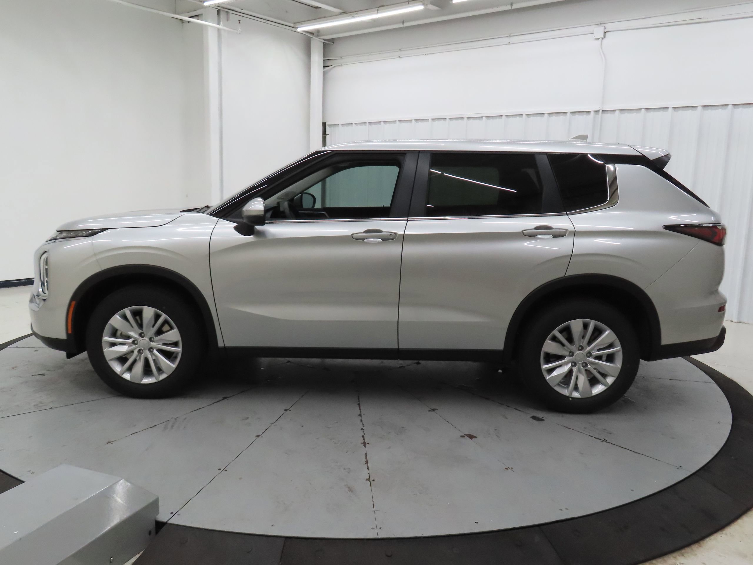 New 2026 Mitsubishi Outlander ES image 6