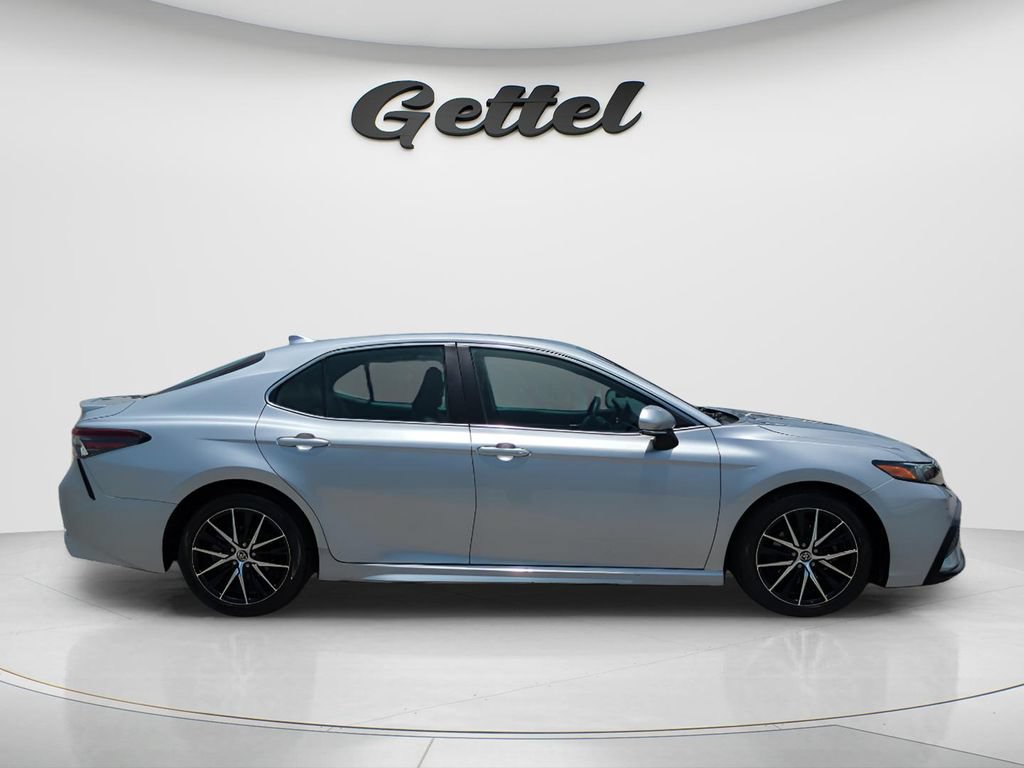 Used 2022 Toyota Camry SE w/ Audio Upgrade Package FWD image 4