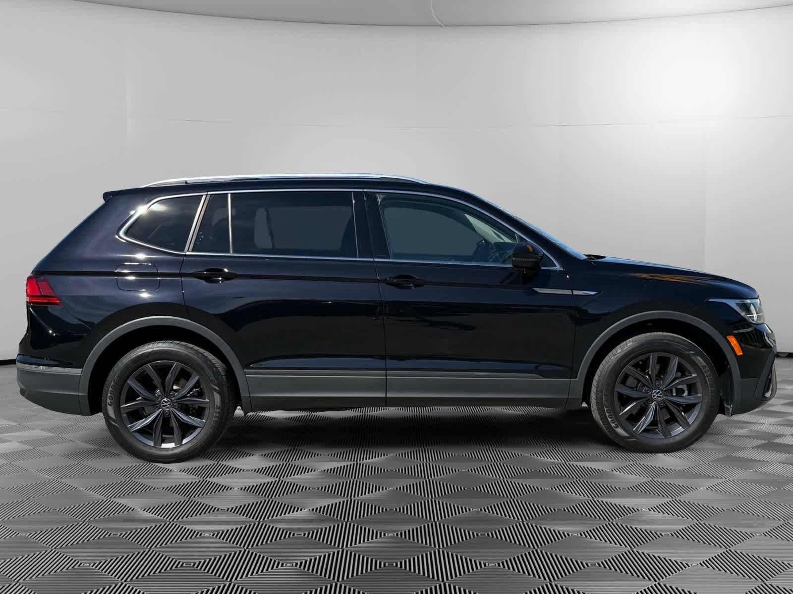 Used 2023 Volkswagen Tiguan SE FWD image 6