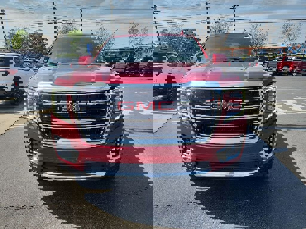Used 2024 GMC Yukon SLT w/ SLT Premium Package image 3
