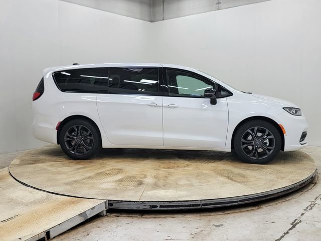 New 2026 Chrysler Pacifica Select image 4