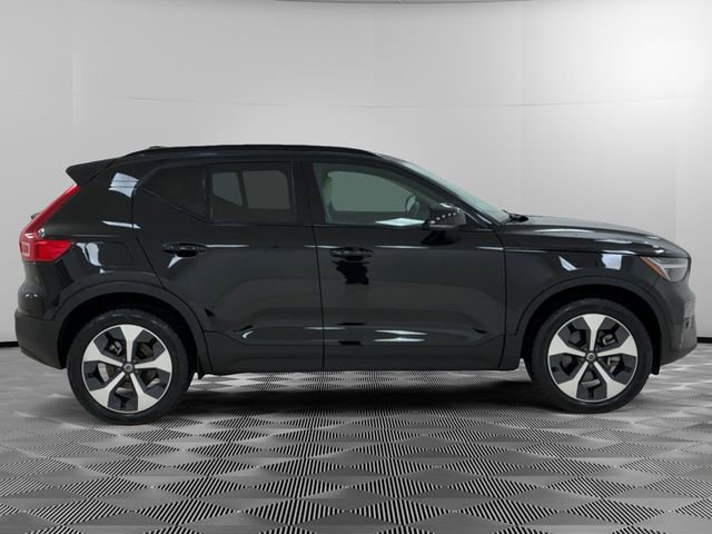 Used 2024 Volvo XC40 B5 Plus image 2