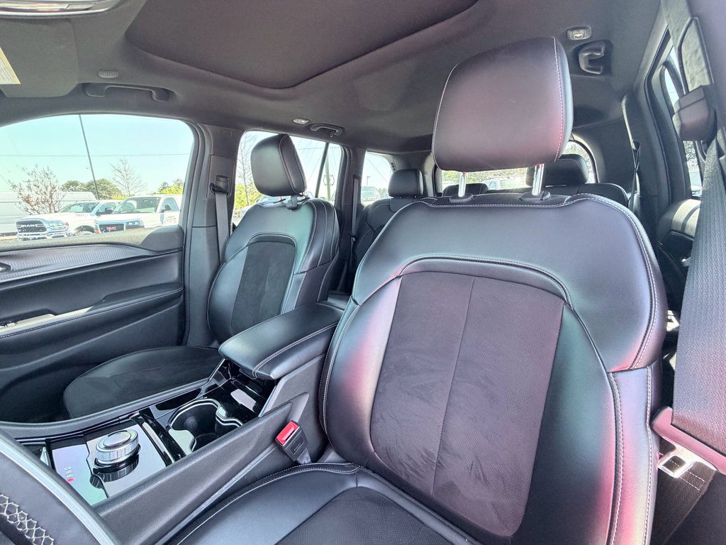 Used 2023 Jeep Grand Cherokee Altitude RWD image 20