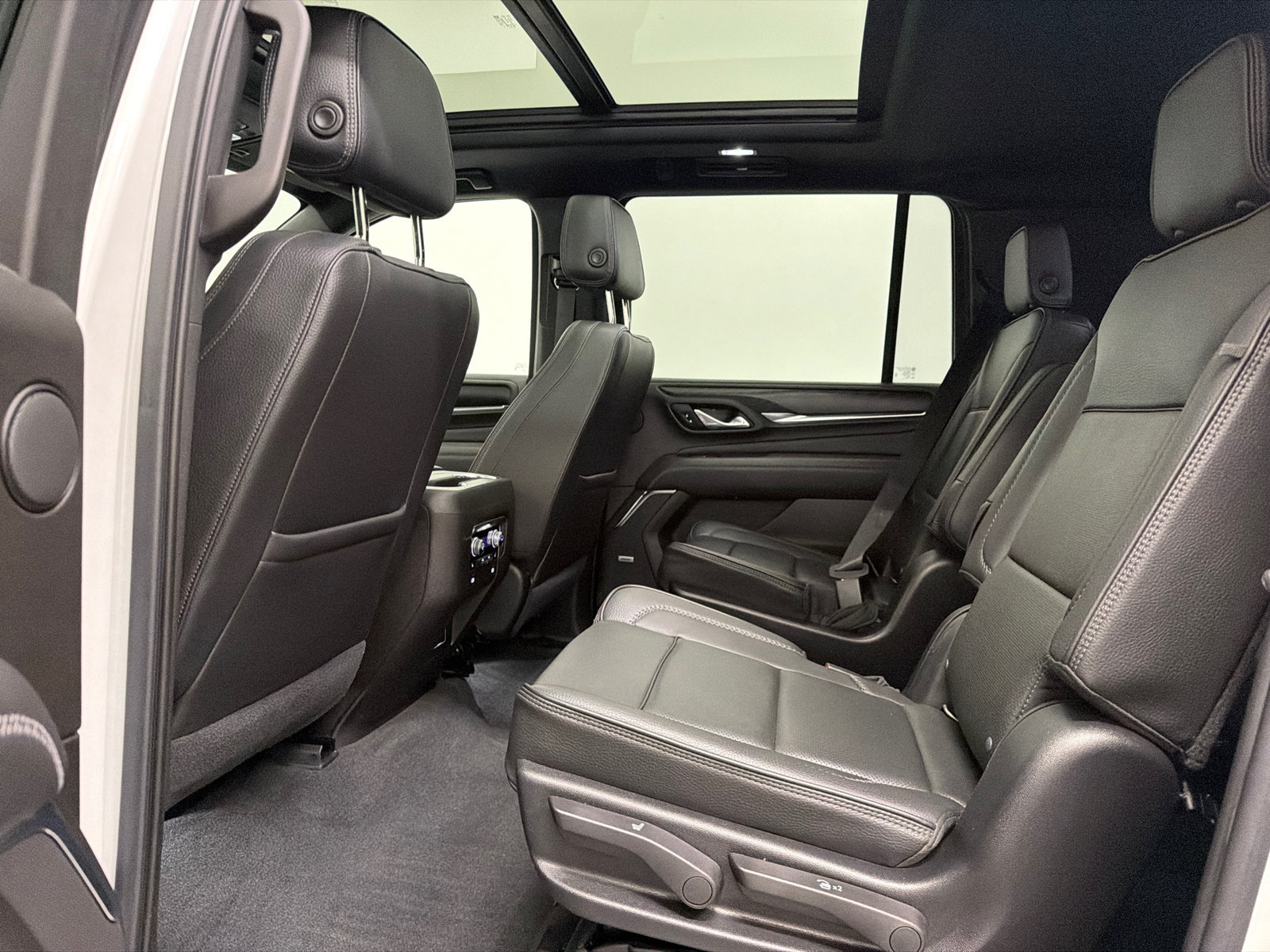Used 2021 GMC Yukon XL Denali w/ LPO, Illumination Package AWD/4WD image 26