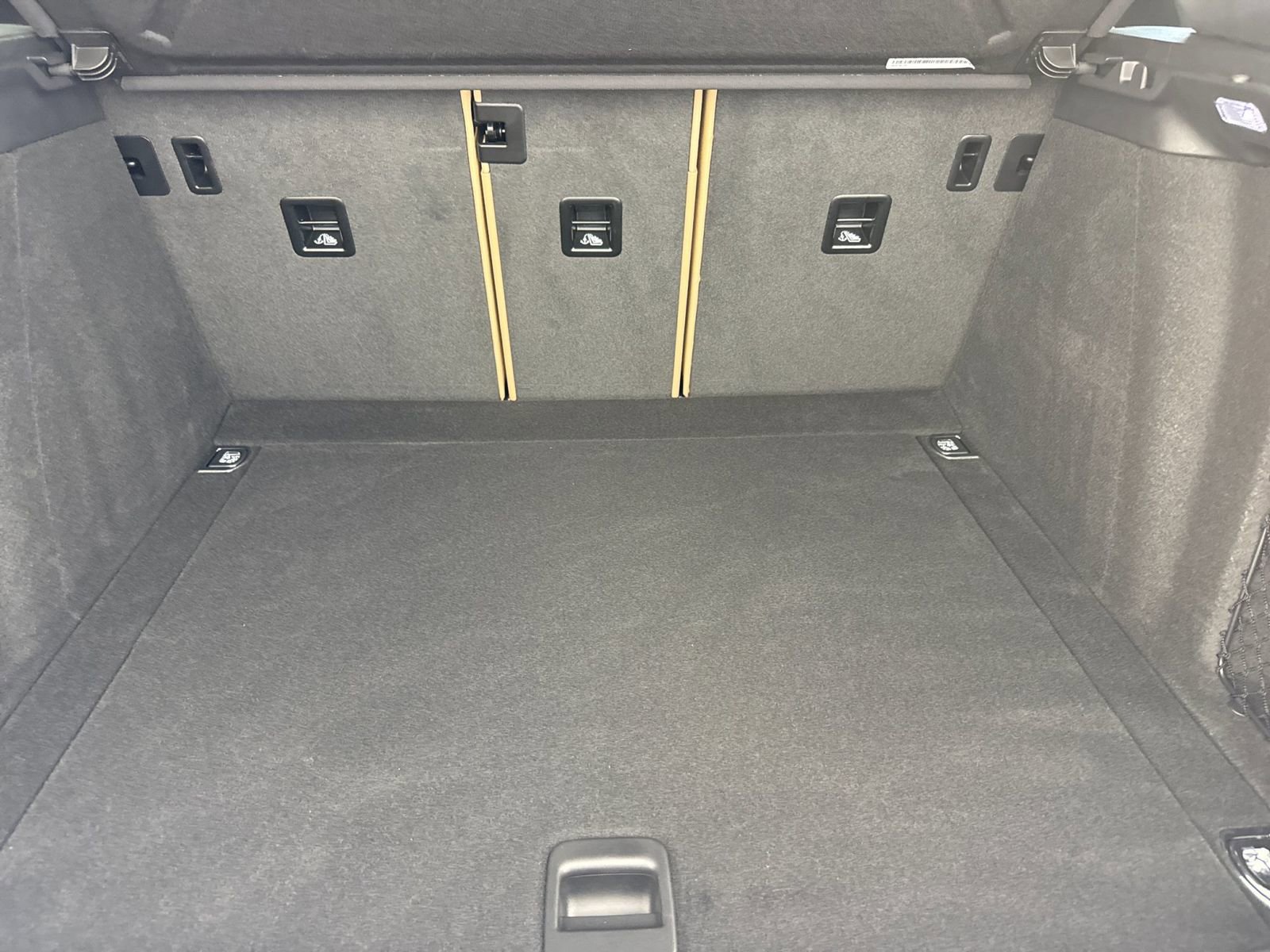 Certified 2025 Porsche Macan image 17