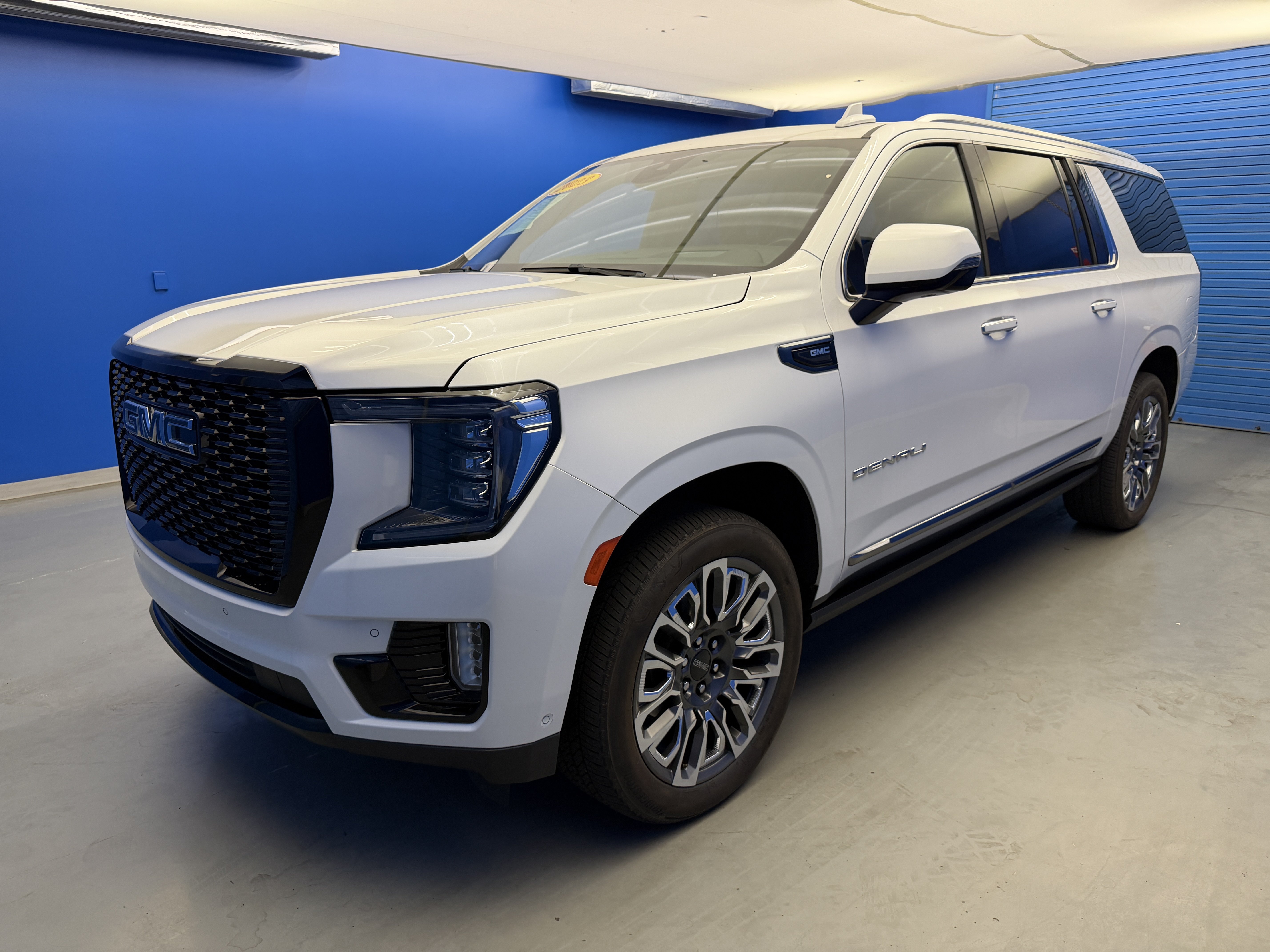 Used 2023 GMC Yukon XL Denali Ultimate AWD/4WD image 4
