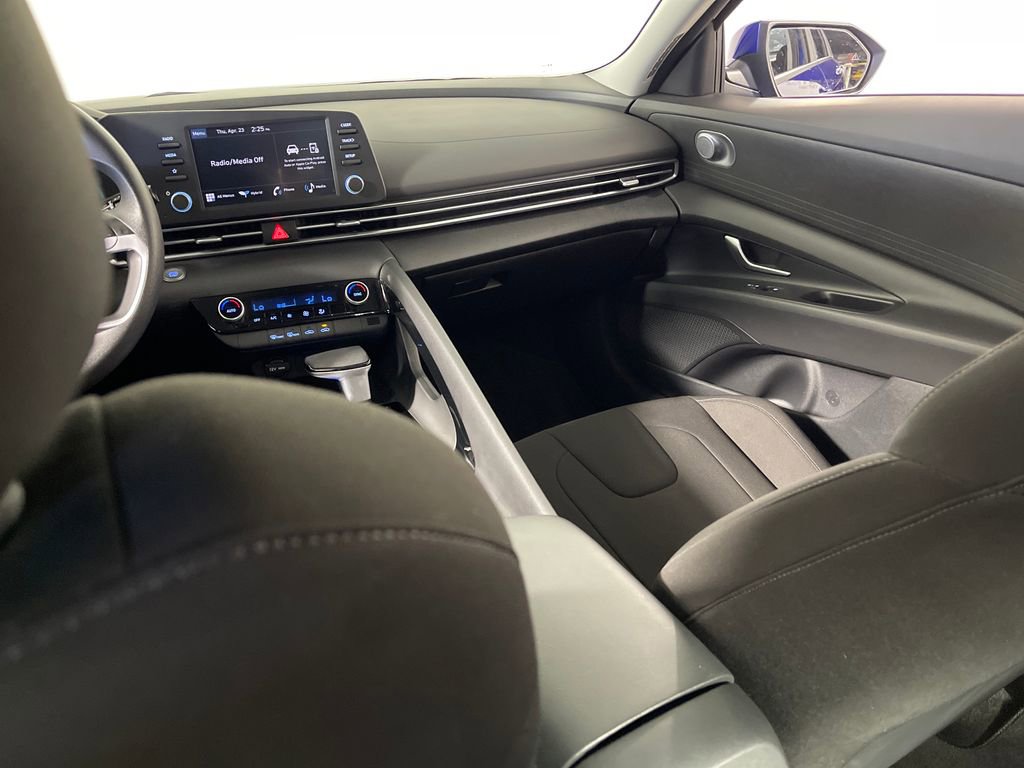 Certified 2025 Hyundai Elantra Blue FWD image 17