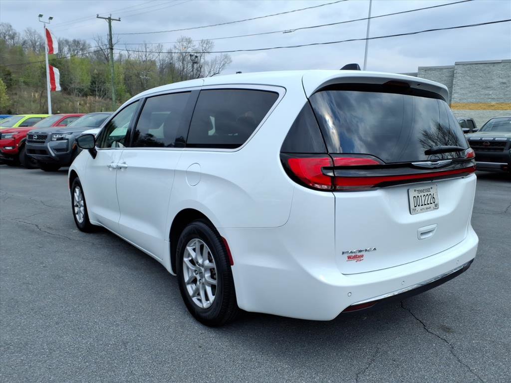 Used 2024 Chrysler Pacifica Touring-L image 3