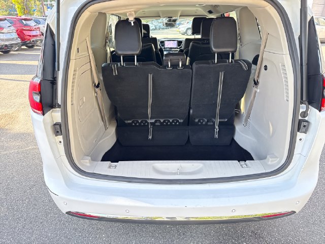 Used 2024 Chrysler Pacifica Limited FWD image 13