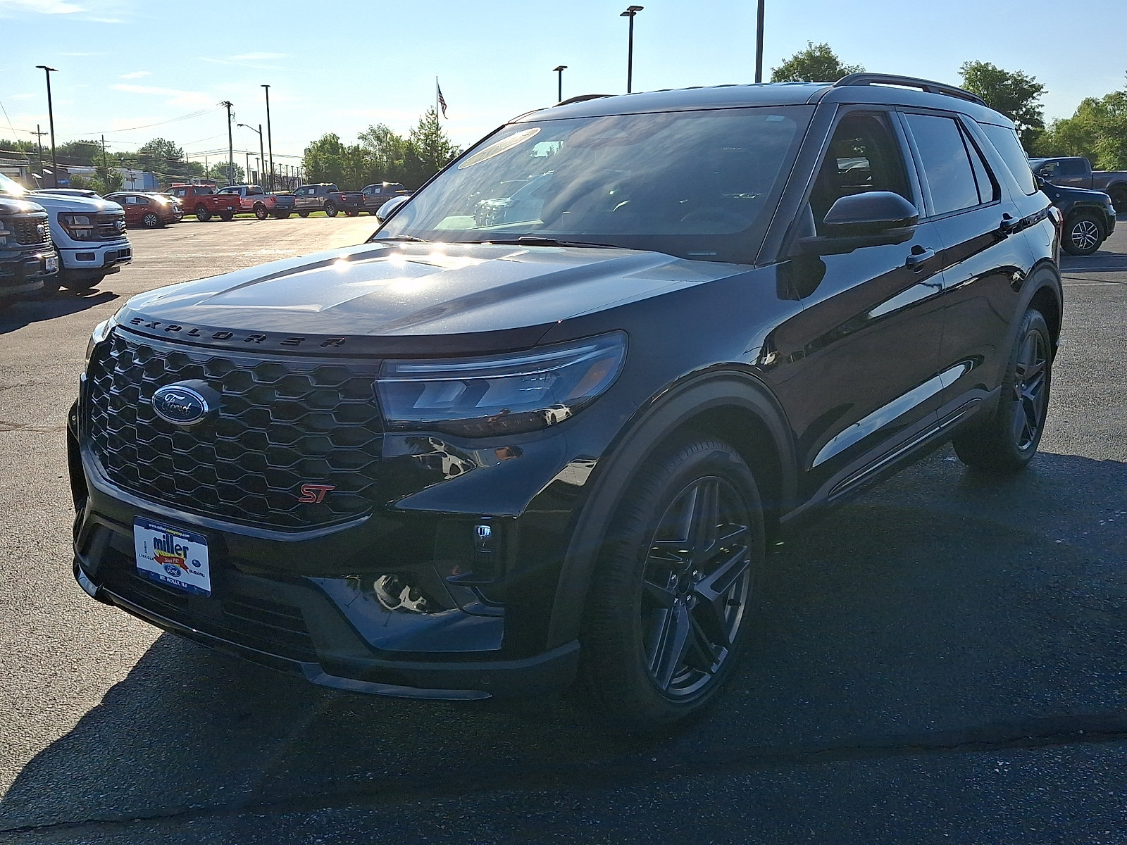 Used 2025 Ford Explorer ST AWD/4WD image 3