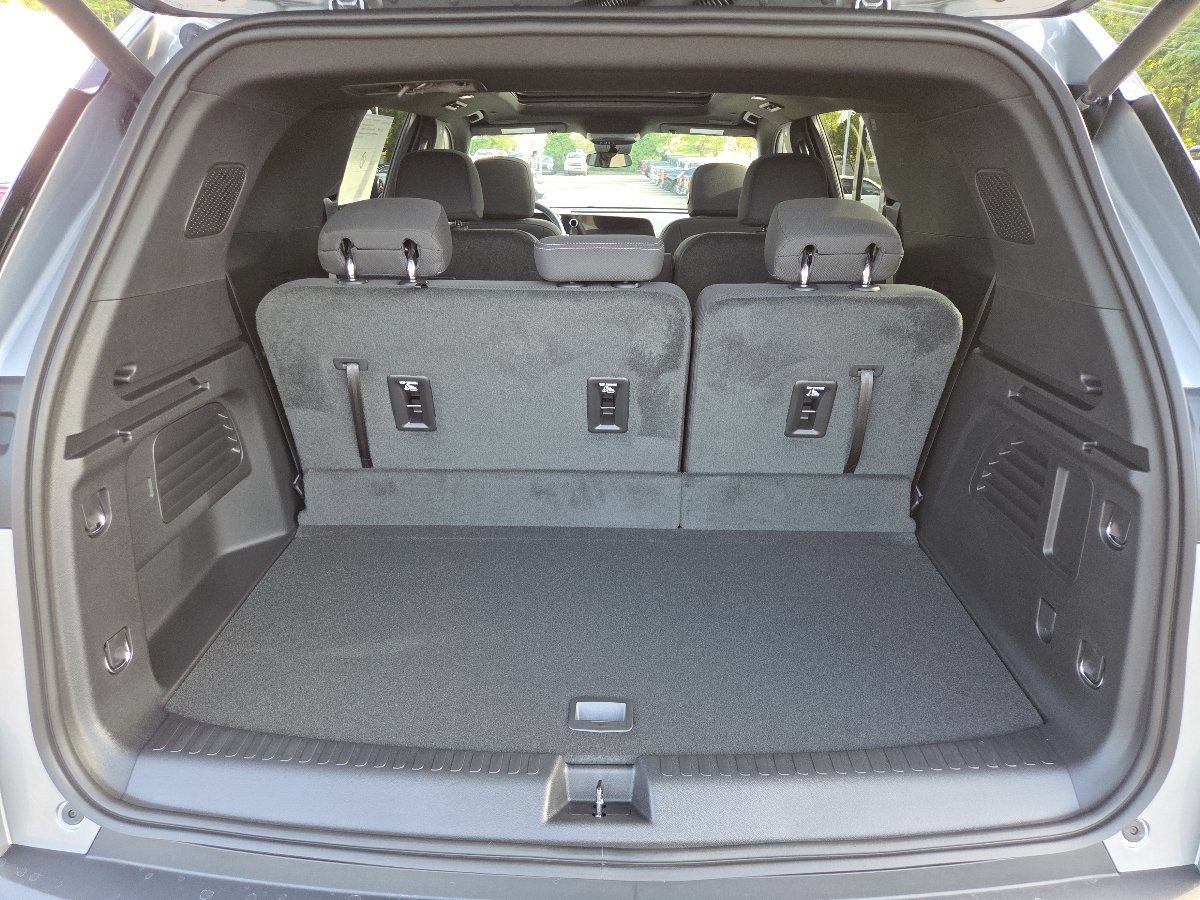 New 2027 Chevrolet Traverse LT w/ Sun and Wheel Package AWD/4WD image 25