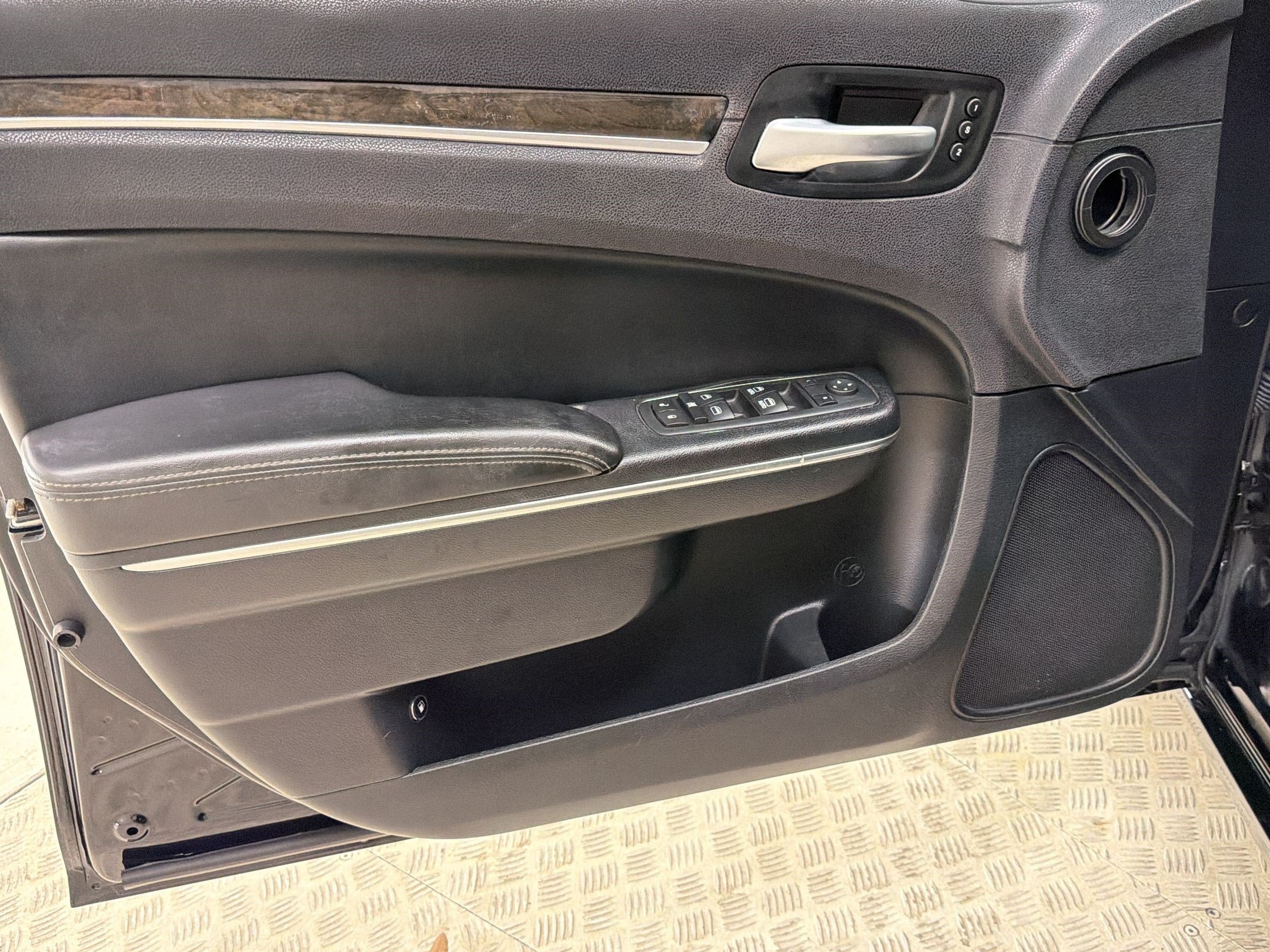 Used 2017 Chrysler 300 C RWD image 12