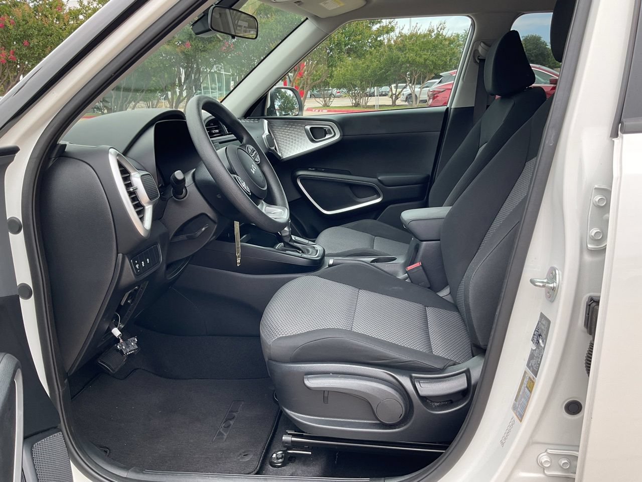 Used 2025 Kia Soul LX w/ LX Technology Package FWD image 8