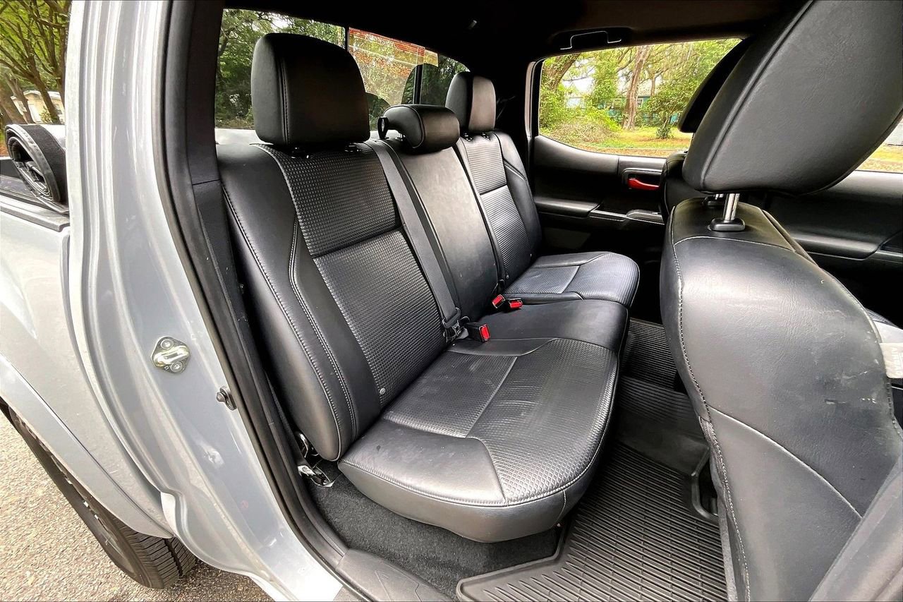 Used 2020 Toyota Tacoma TRD Sport w/ TRD Premium Sport Package AWD/4WD image 21