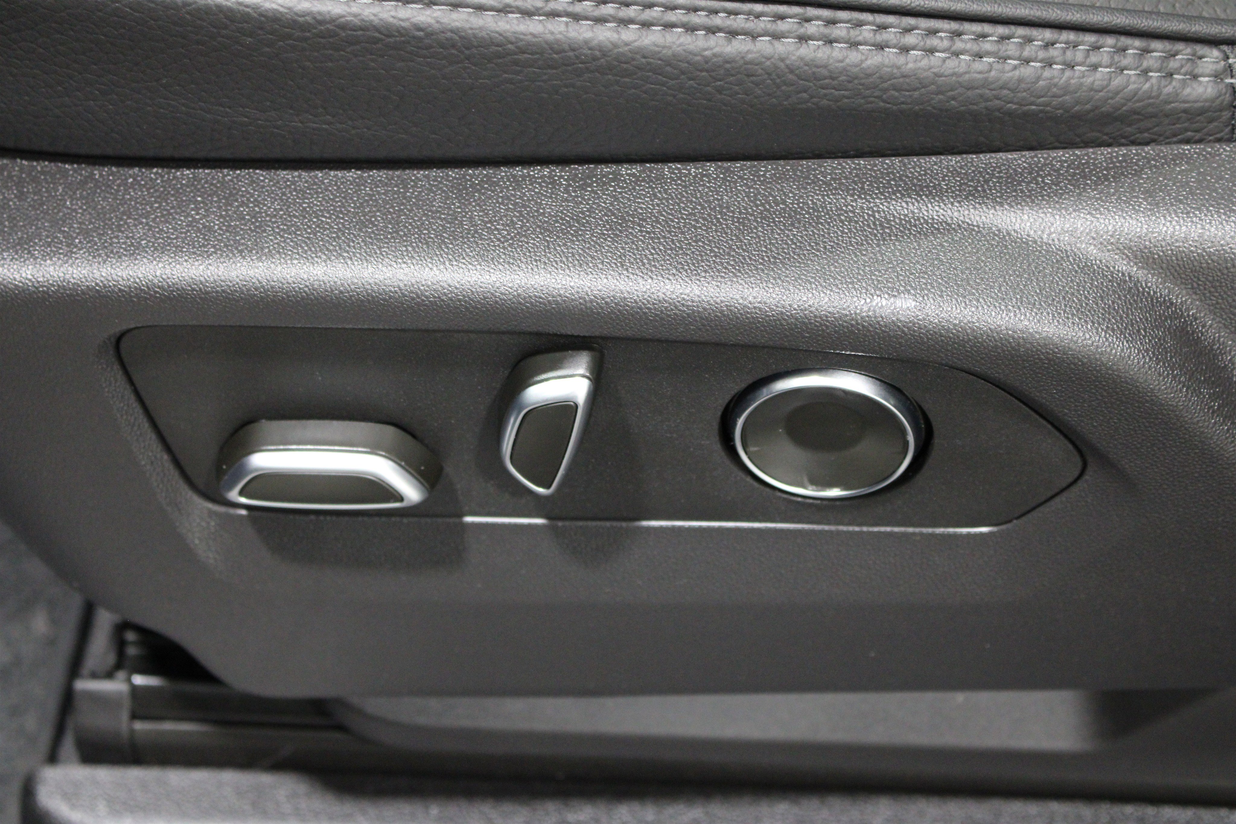 Used 2025 GMC Yukon Denali w/ Denali Reserve Package image 6